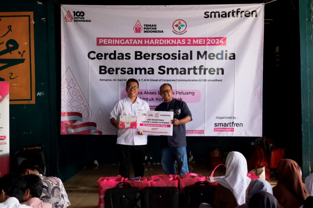 Konsisten dalam Tingkatkan Literasi Digital, Smartfren Donasikan 4 Laptop ke Sekolah&nbsp;Master!